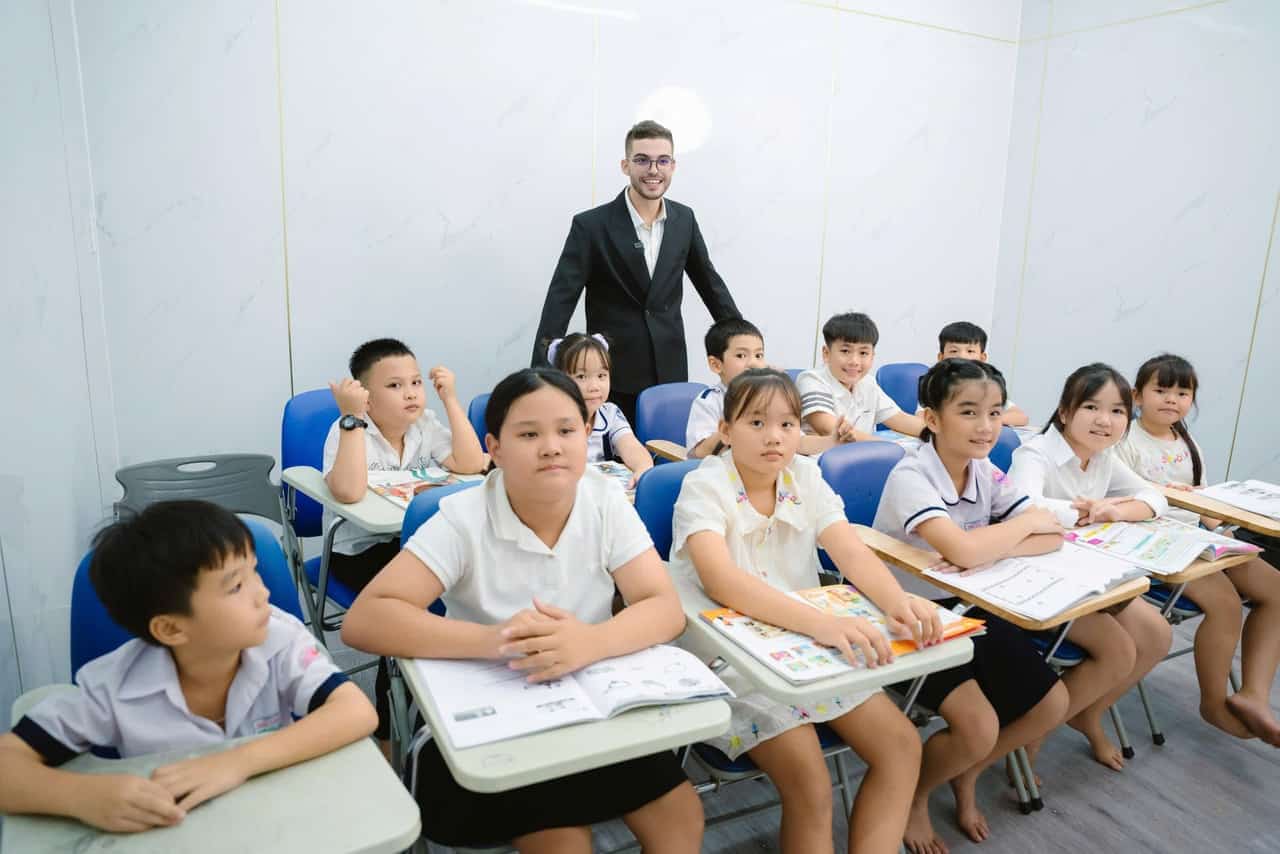 Học sinh vui vẻ tại lớp tiếng Anh giao tiếp Chơn Thành