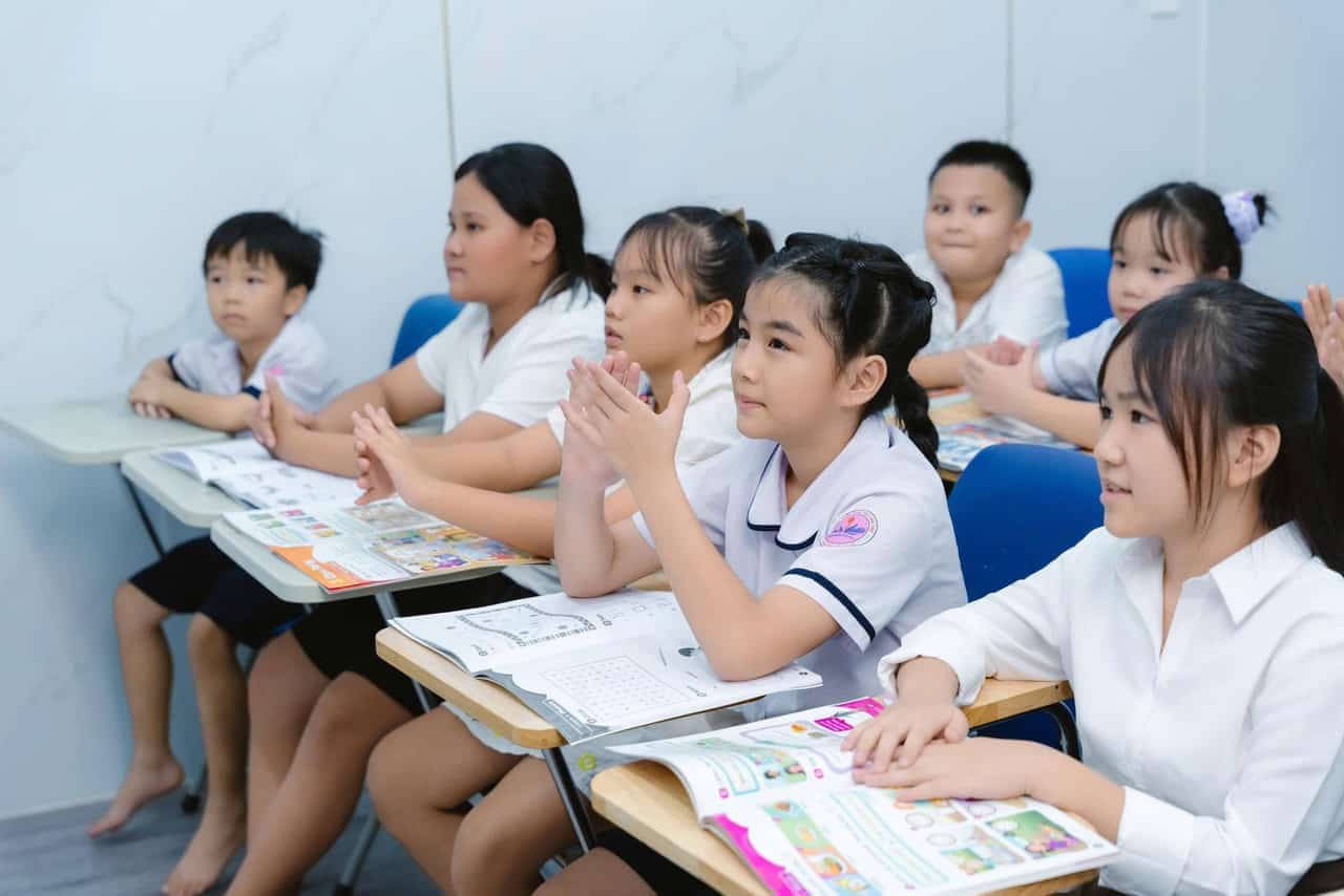 Bé đọc sách tiếng Anh tại Trung Tâm Ngoại Ngữ Chơn Thành