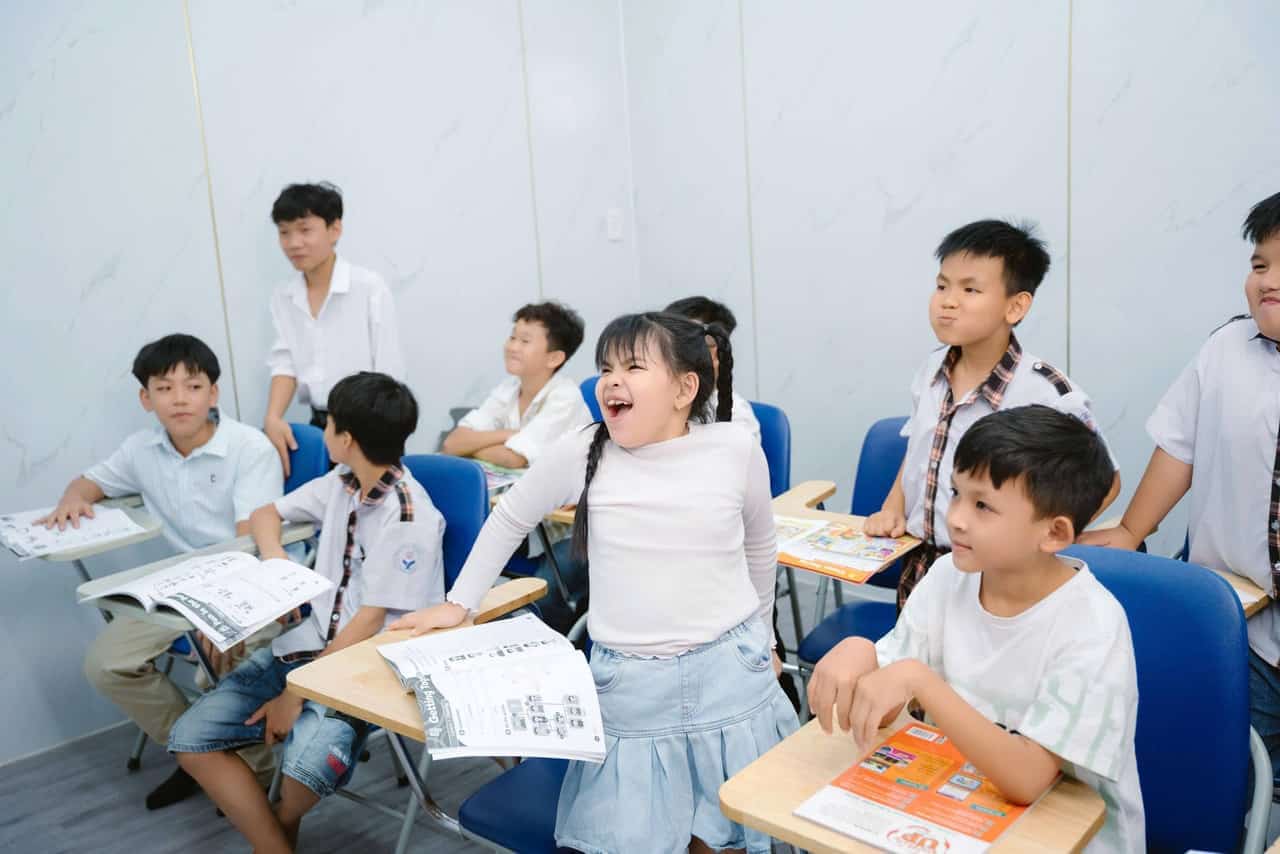 Giáo viên tiếng Anh tận tâm và học sinh tại Trung Tâm Ngoại Ngữ Chơn Thành