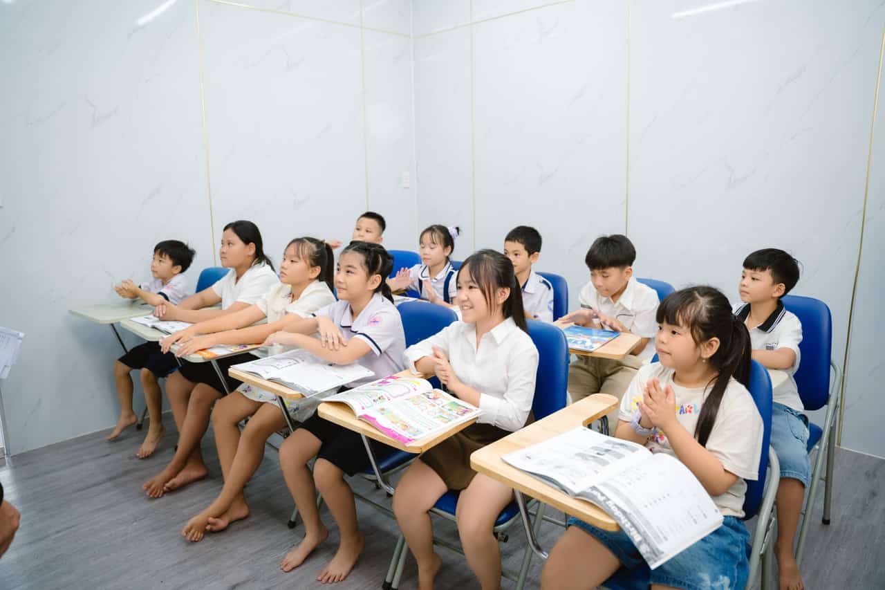 Học sinh đọc sách tiếng Anh trong giờ Story Time