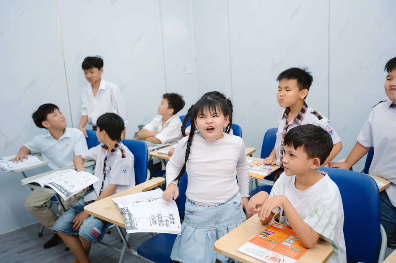 Bé đọc sách tiếng Anh tại Trung Tâm Ngoại Ngữ Chơn Thành