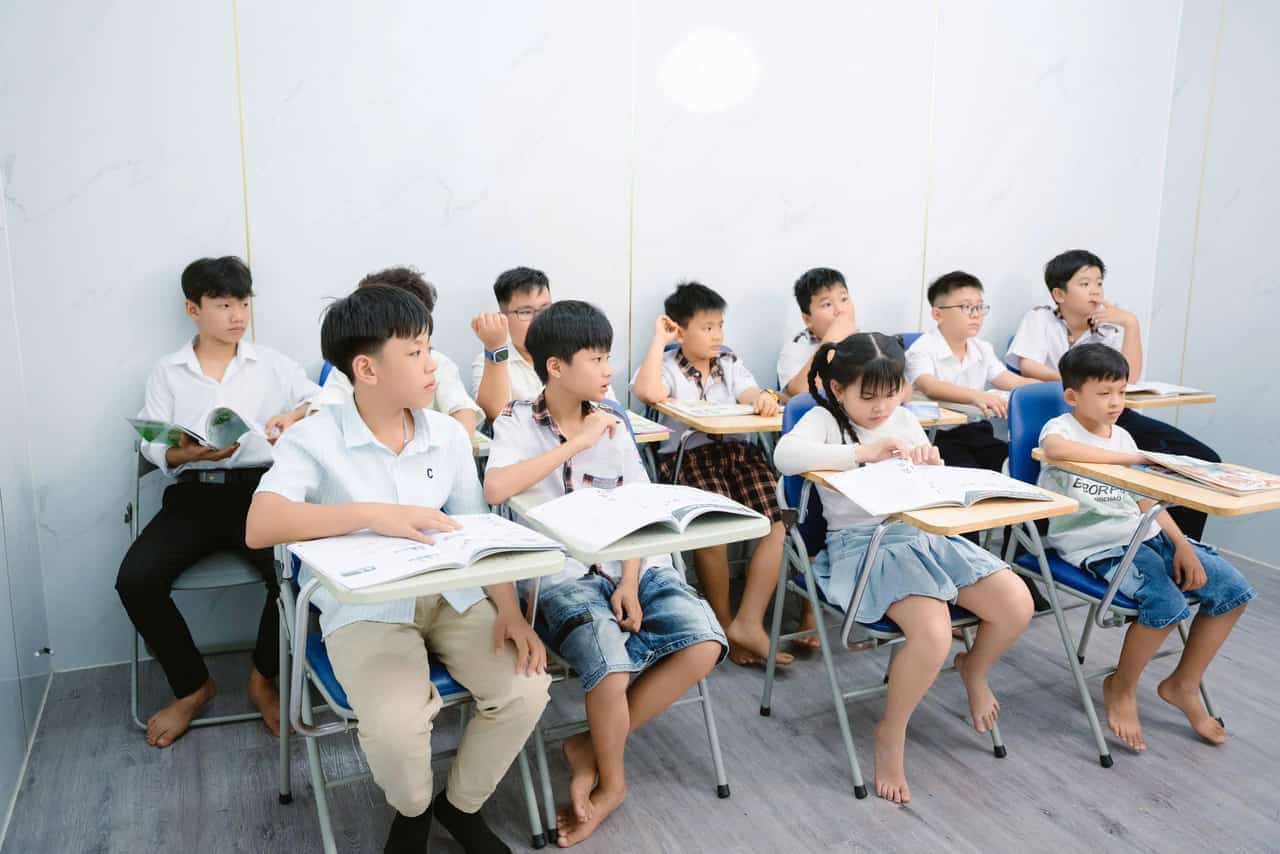 Học sinh đọc sách tiếng Anh trong giờ Story Time