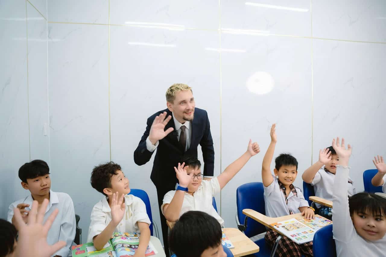 Học sinh làm việc nhóm trong giờ học tiếng Anh giao tiếp