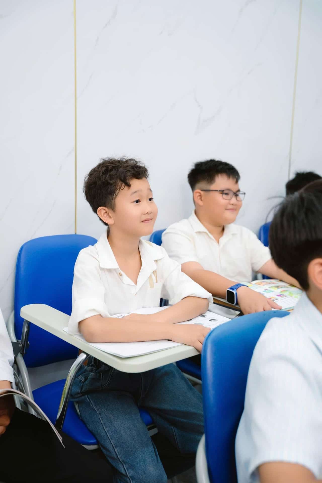 Học sinh vẽ tranh và học tiếng Anh sáng tạo