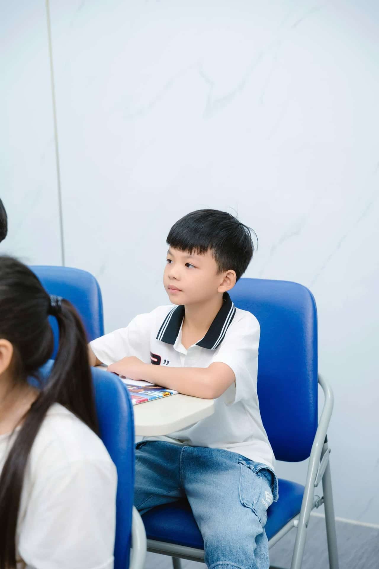 Học sinh tự tin phát biểu trong lớp học tiếng Anh